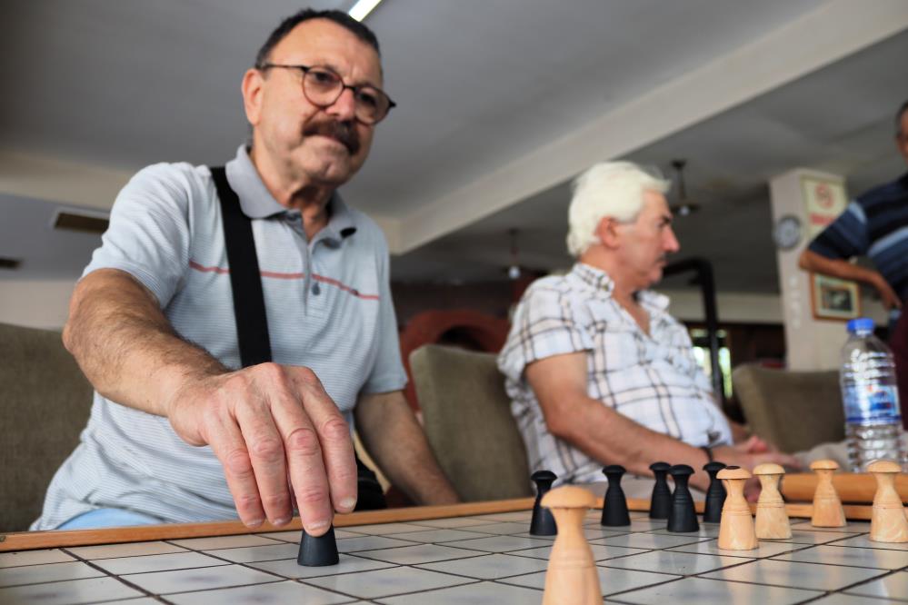 Eğlenmek için dama oynamaya geldiğini aktaran 65 yaşındaki Hasan Yiğit, 15 senedir dama oynadığını, dama sayesinde güzel vakit geçirdiğini ve kıraathanede dama şampiyonlarının da olduğunu belirtti.