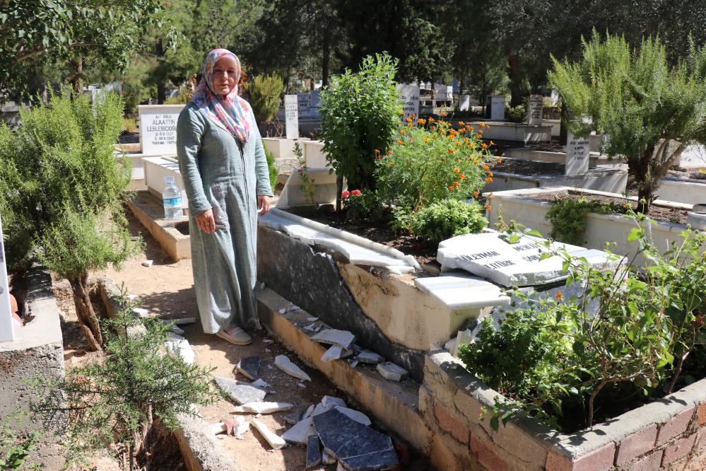 Eşinin kabrini ziyaret eden Cennet Şanlıtürk, mezar mermerlerinin kırılarak zarar verildiğini gördü.