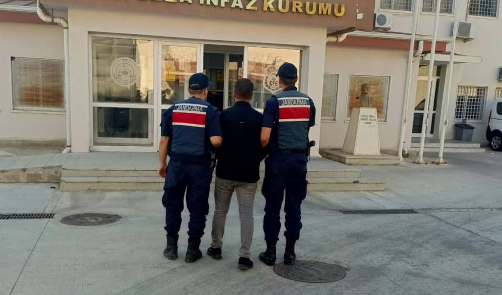 Çalışmalar sonucunda, şüpheli şahsın meydana gelen olay sonrası Suriye'ye kaçtığı ve 13 yılı aşkın süre burada yaşadığı, bir süre önce de yasadışı yollarla Türkiye'ye gelerek yakın akrabalarının yanında kayıt dışı tarım işlerinde çalıştığı tespit edildi. 