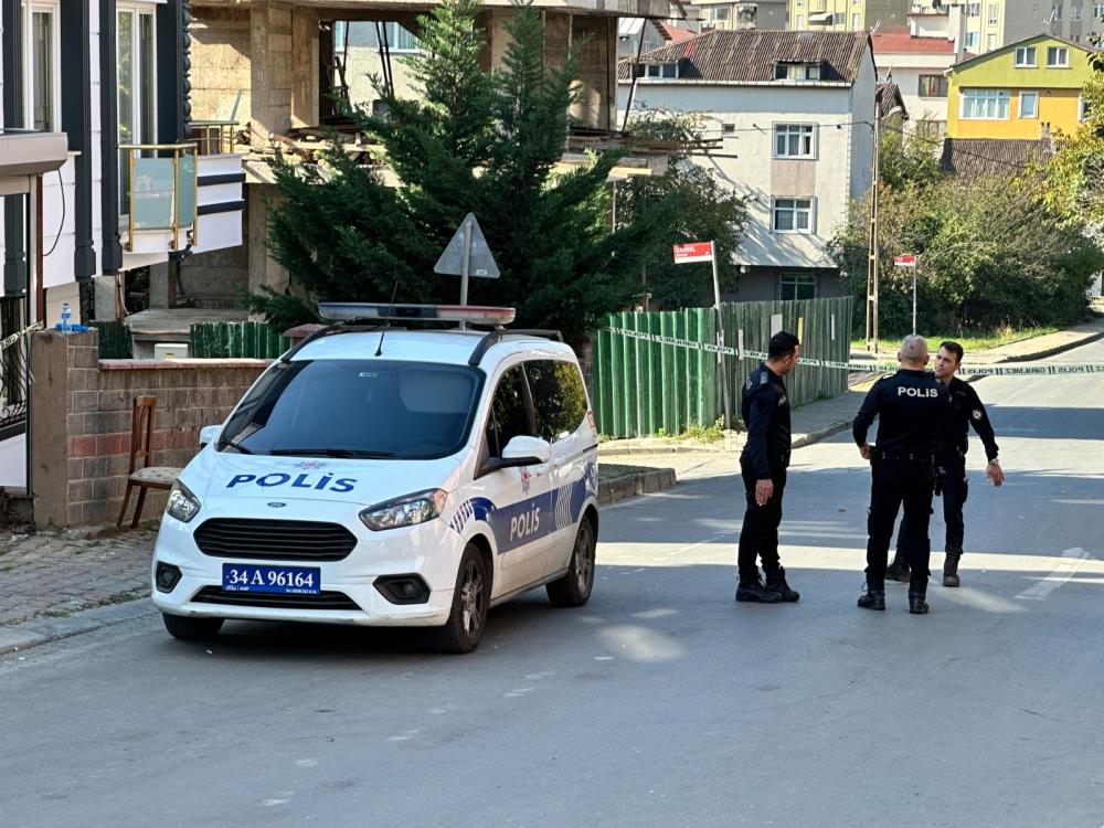 Durumu fark eden işletme çalışanlarının ihbarı üzerine adrese polis ve sağlık ekibi sevk edildi. 