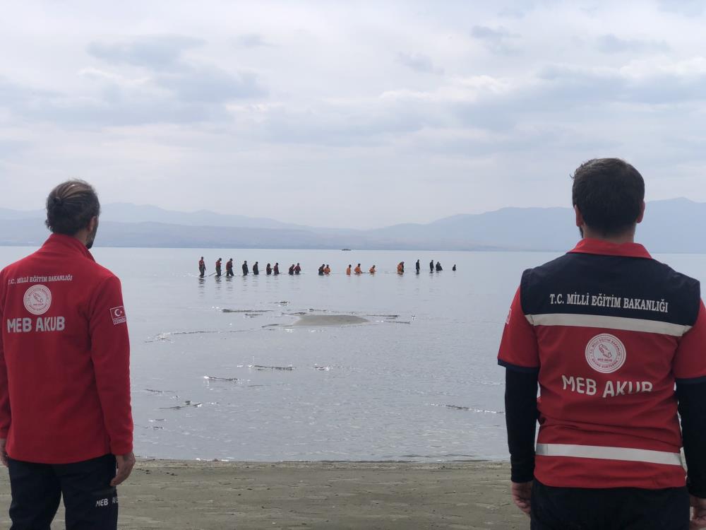 Van Gölü kıyısında başörtüsü de bulunan Kabaiş için İl Emniyet Müdürlüğü, İl Jandarma Komutanlığı, Sahil Güvenlik Komutanlığı, AFAD, İtfaiye ve Kızılay olmak üzere dalgıç, arama köpekleri, drone, bot/ gemi, helikopter, itfaiye aracı, mobil radar cihazı ile 24 saat esaslı göl ve kara alanında çalışmalar yapılırken, bölgeye yakın müştemilat, metruk alanlar, sazlık ve logar alanları da tek tek kontrol ediliyor. 