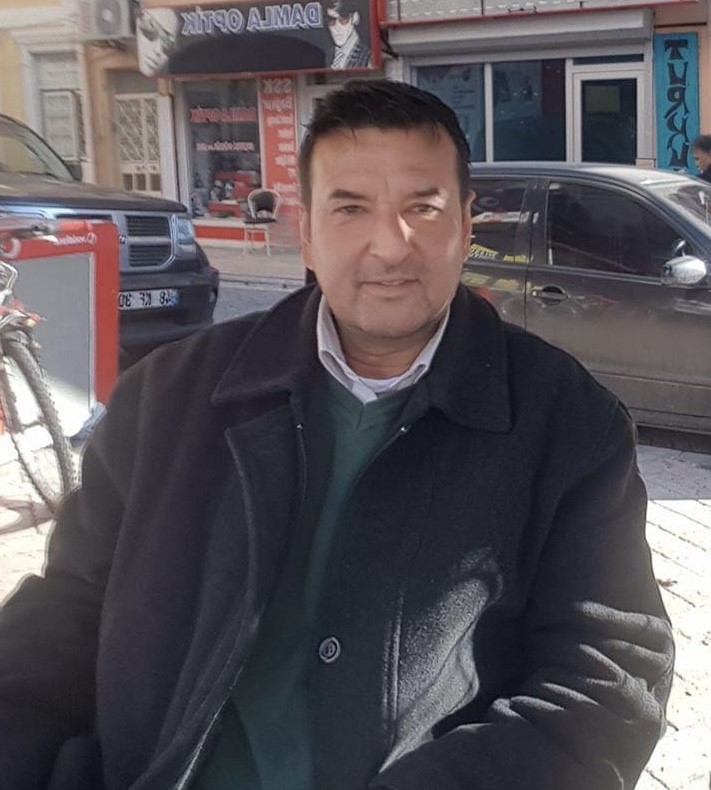 Ali Özen (56) idaresindeki 48 AND 302 plakalı motosiklet henüz bilinmeyen bir nedenle seyir halindeyken sürücüsünün gidon hakimiyetini kaybetmesi sonucu savrulmaya başladı. 