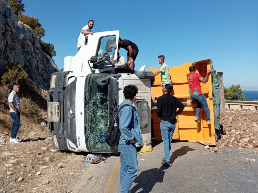 Bodrum'da kamyon devrildi: Yol 2 saat kapandı!