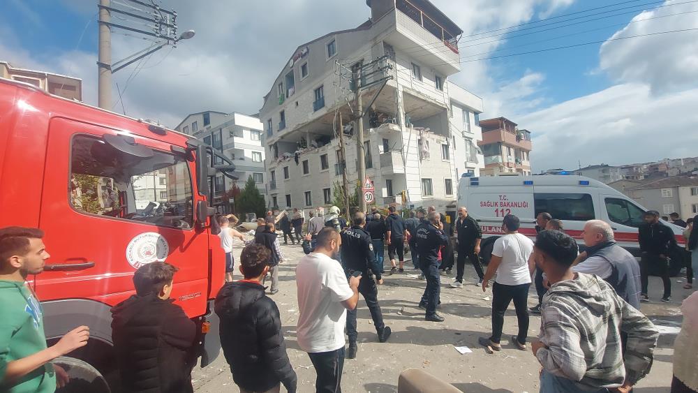 112 Acil Çağrı Merkezi'ne yapılan ihbar üzerine adrese çok sayıda sağlık ekibi, itfaiye, AFAD ve polis yönlendirildi. 