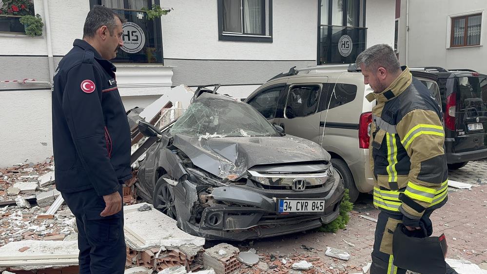 Patlamanın meydana geldiği bina başta olmak üzere, 3 bina zarar gördü. Patlamanın etkisiyle binadan kopan parçalar park halindeki 6 otomobilde de hasara yol açtı.