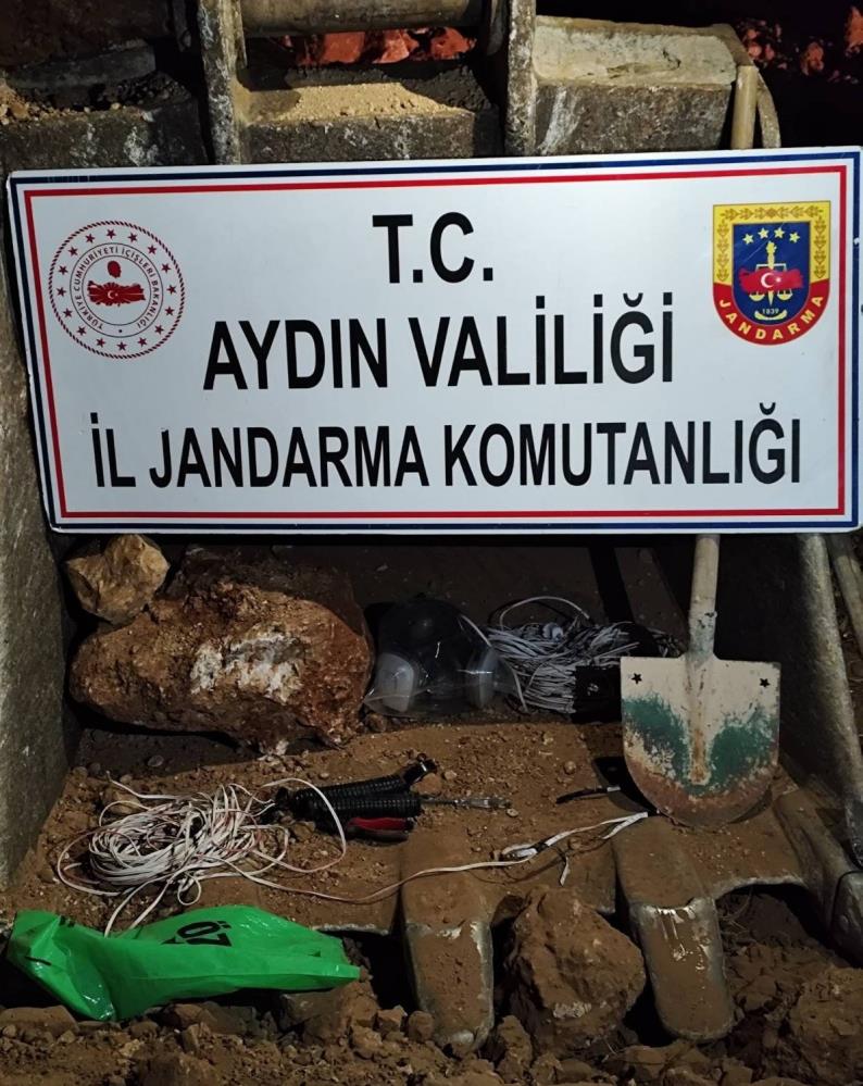 Aydın’ın Didim ilçesinde tarihi eser bulmak amacı ile kaçak kazı yapan 7 şüpheli jandarma ekipleri tarafından suçüstü yakalandı.