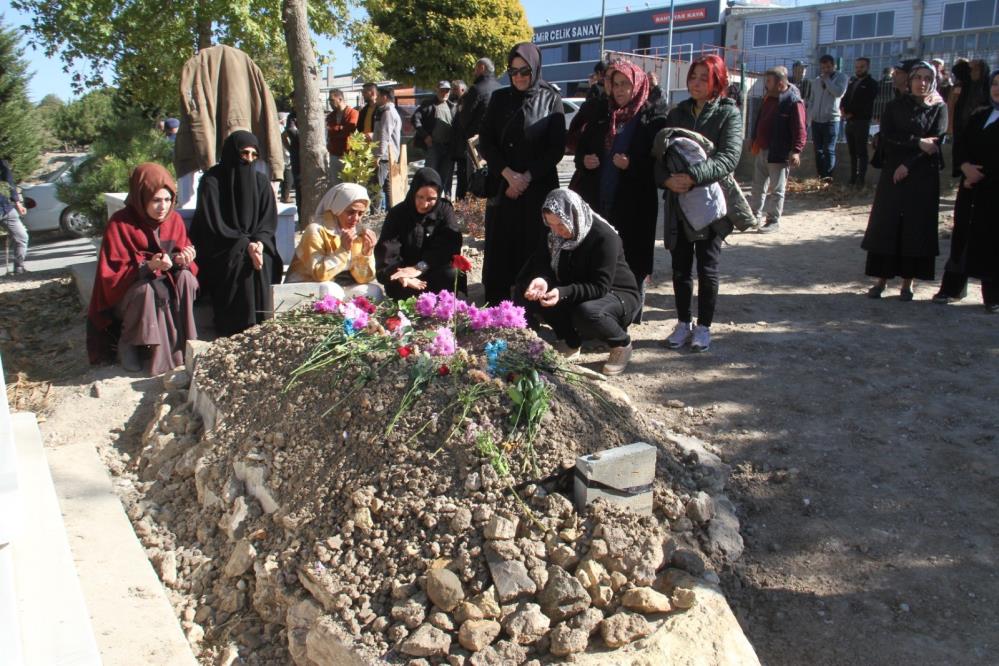 Ebru Küçüktaşdemir'in cenazesi gözyaşları ile son yolculuğuna uğurlandı