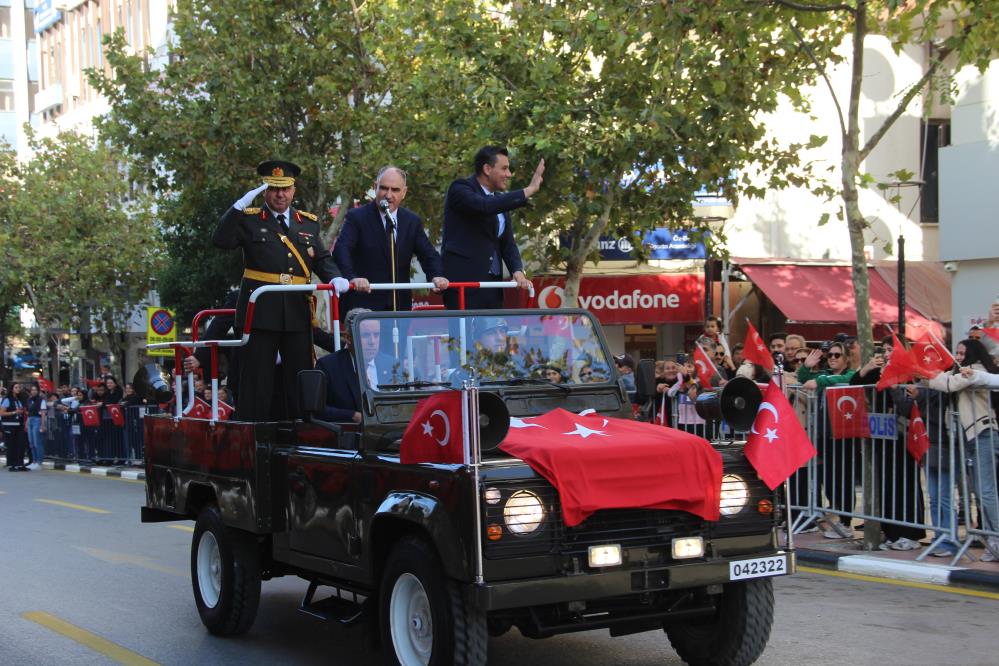 Komandoların gösterisi nefesleri kesti