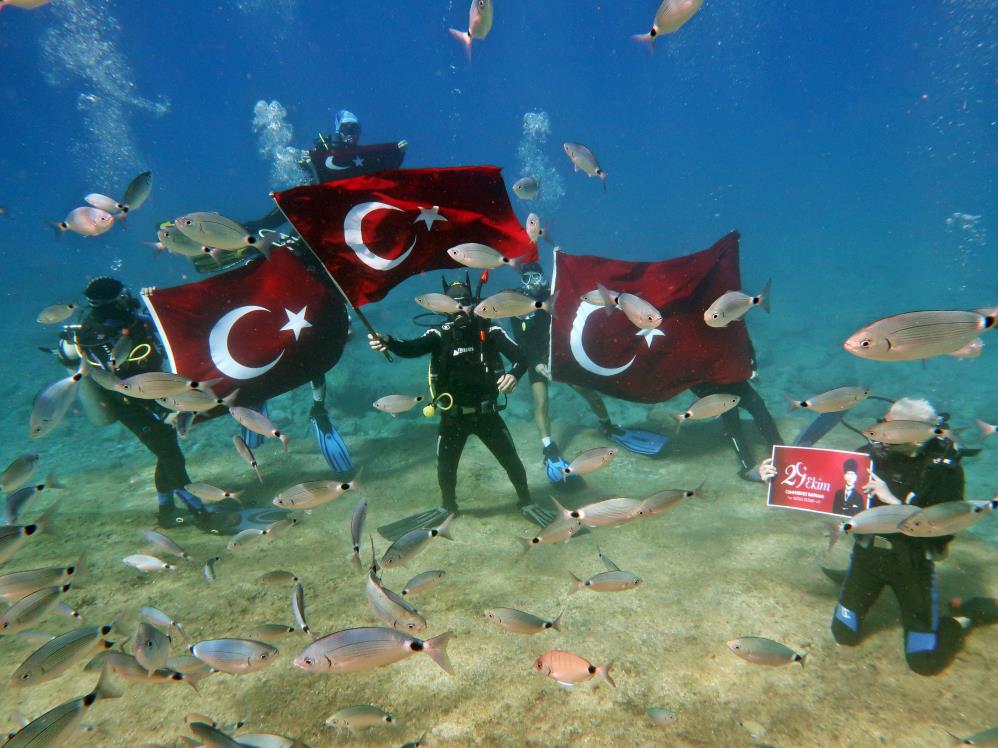 Cumhuriyet Bayramı Fethiye’de deniz altında kutlandı