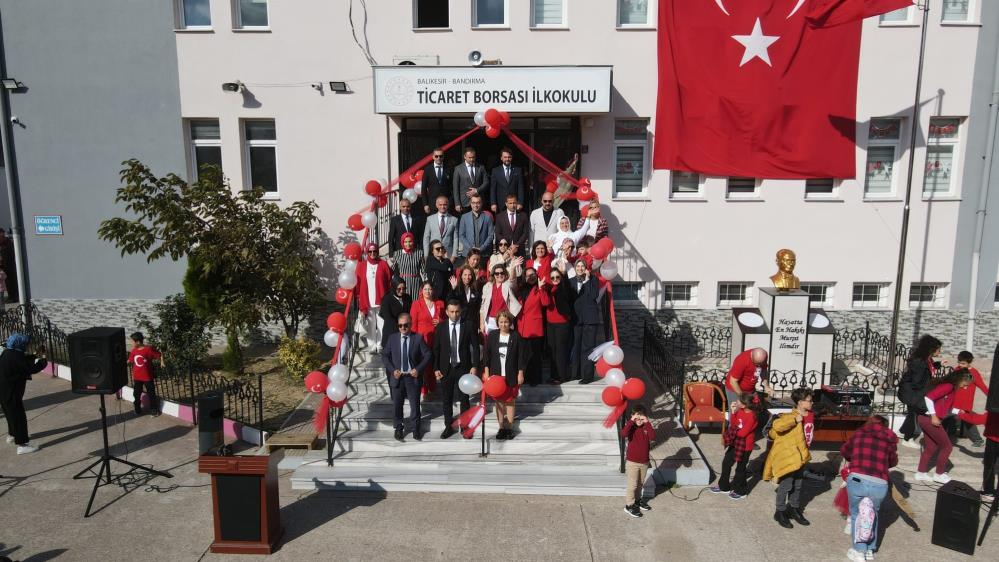 Sınıf öğretmenlerin, okul bahçesinde uzun bir emekle yaptıkları provayla, söz konusu etkinliği gerçekleştirdiklerini Okul Müdürü Gökhan Çelik