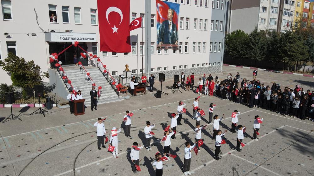 Okulumuz öğrencilerinin Cumhuriyet'imize sahip çıkmanın önemini kavramalarını sağlamak, millî değerlerimize olan bağlılıklarını güçlendirmek ve ulusal birlik ve beraberliği pekiştirmek için bu çalışmayı yaptık.