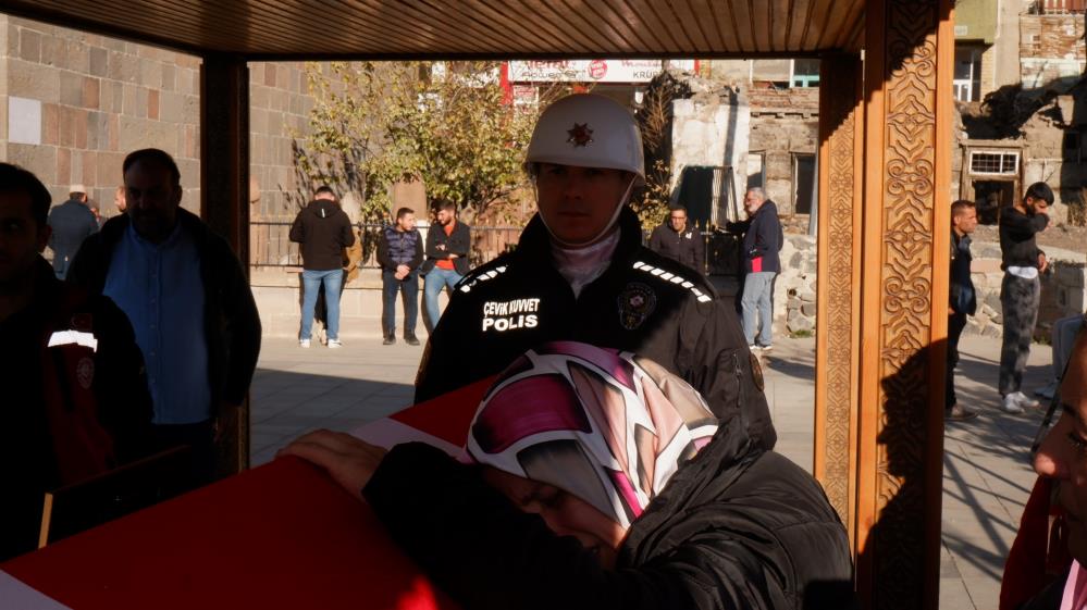 Cenaze namazında polis memuru Mehmet Sıddık Temel'in eşi Sibel Temel, eşinin Türk bayrağına sarılı tabutuna sarılarak gözyaşlarına boğuldu, eşini öldürenlerin cezasını bulmasını istedi.