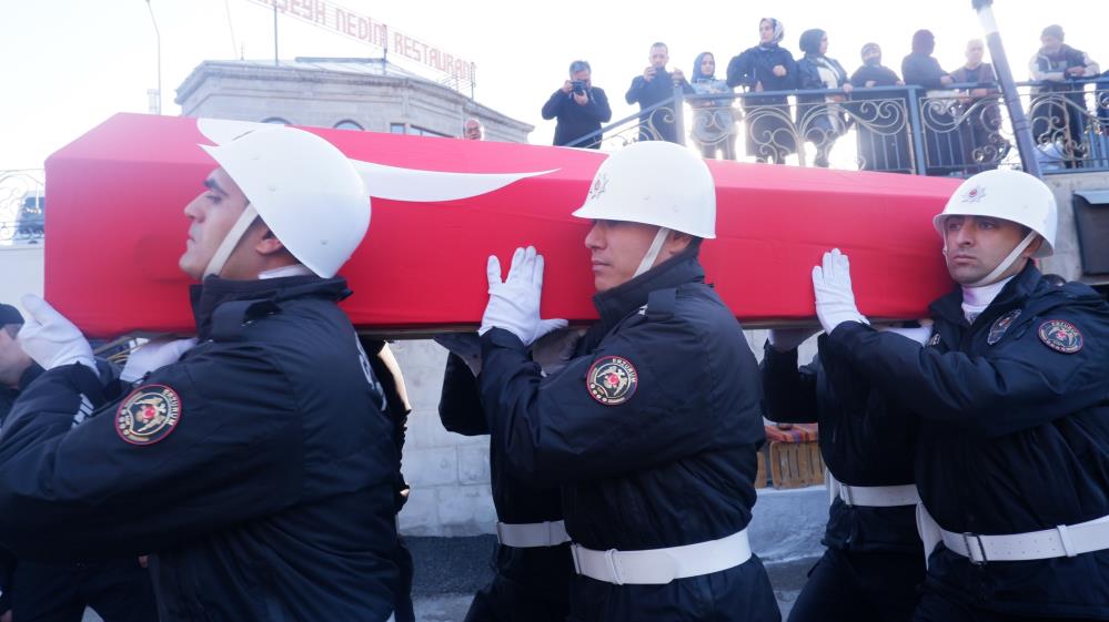 Polis Memuru Mehmet Sıddık Temel cenazesi bugün ikindi namazını müteakip Narmanlı Camiinde kılınan cenaze namazı sonrası meslektaşlarının omuzunda cenaze aracına alındı ve daha sonra Asri Mezarlığı'na defnedildi.