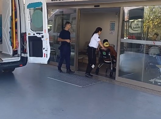 Kazada hafif şekilde yaralandıkları öğrenilen 4 düzensiz göçmen ambulanslarla Marmaris’teki hastanelere sevk edilerek tedavi altına alındı.