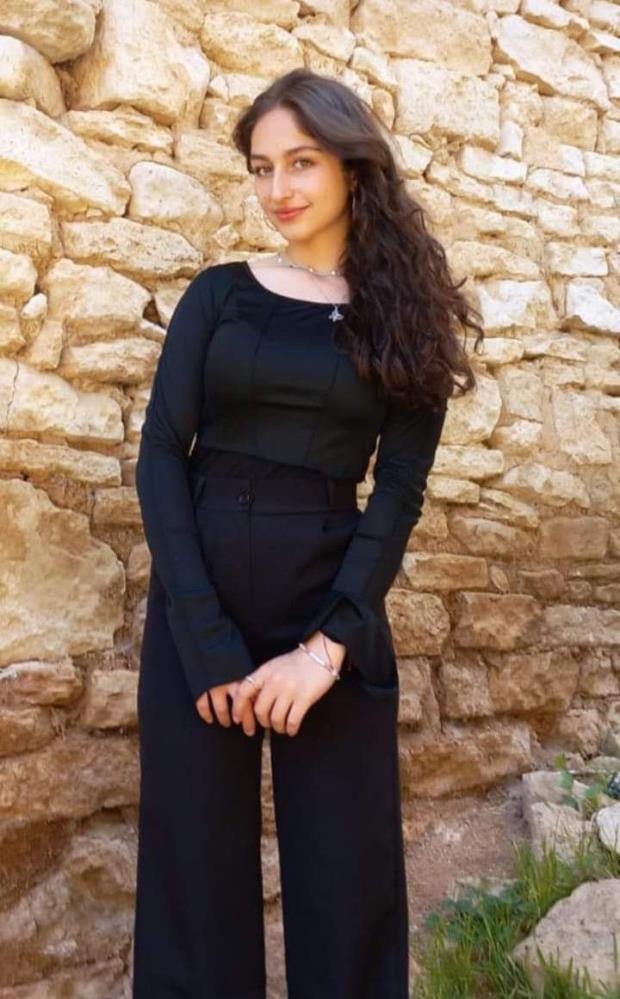 Ayşe Tosun (17) ise 20 metre mesafeye savruldu. İlk müdahaleyi kazayı gören vatandaşlar ve diğer sürücüler yaptı. 