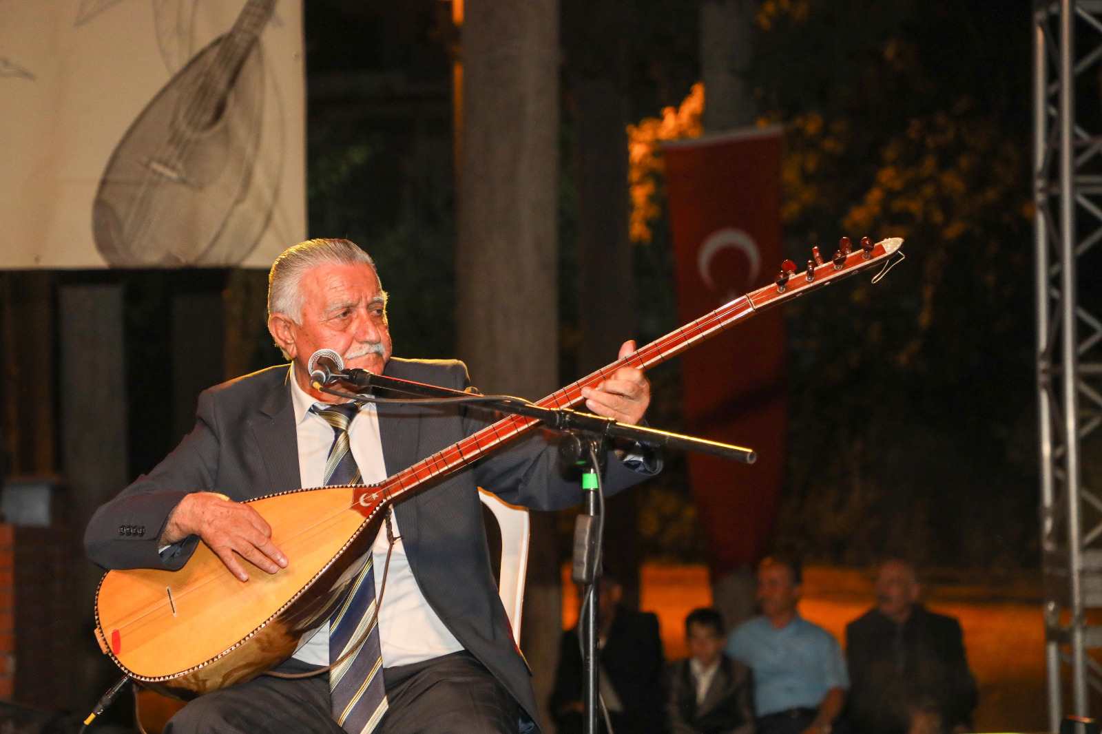 Aşıklar’a plaket takdimi