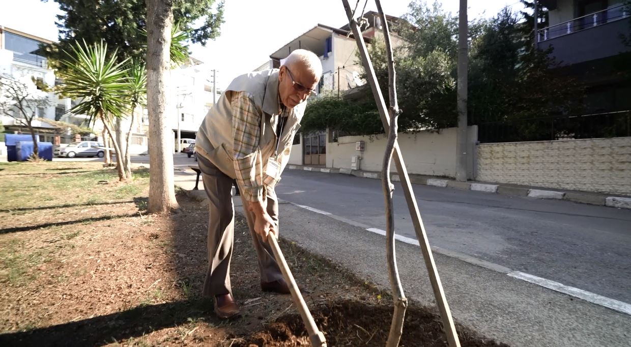 Buca'nın 30 Yıllık Park Gönüllüsü 