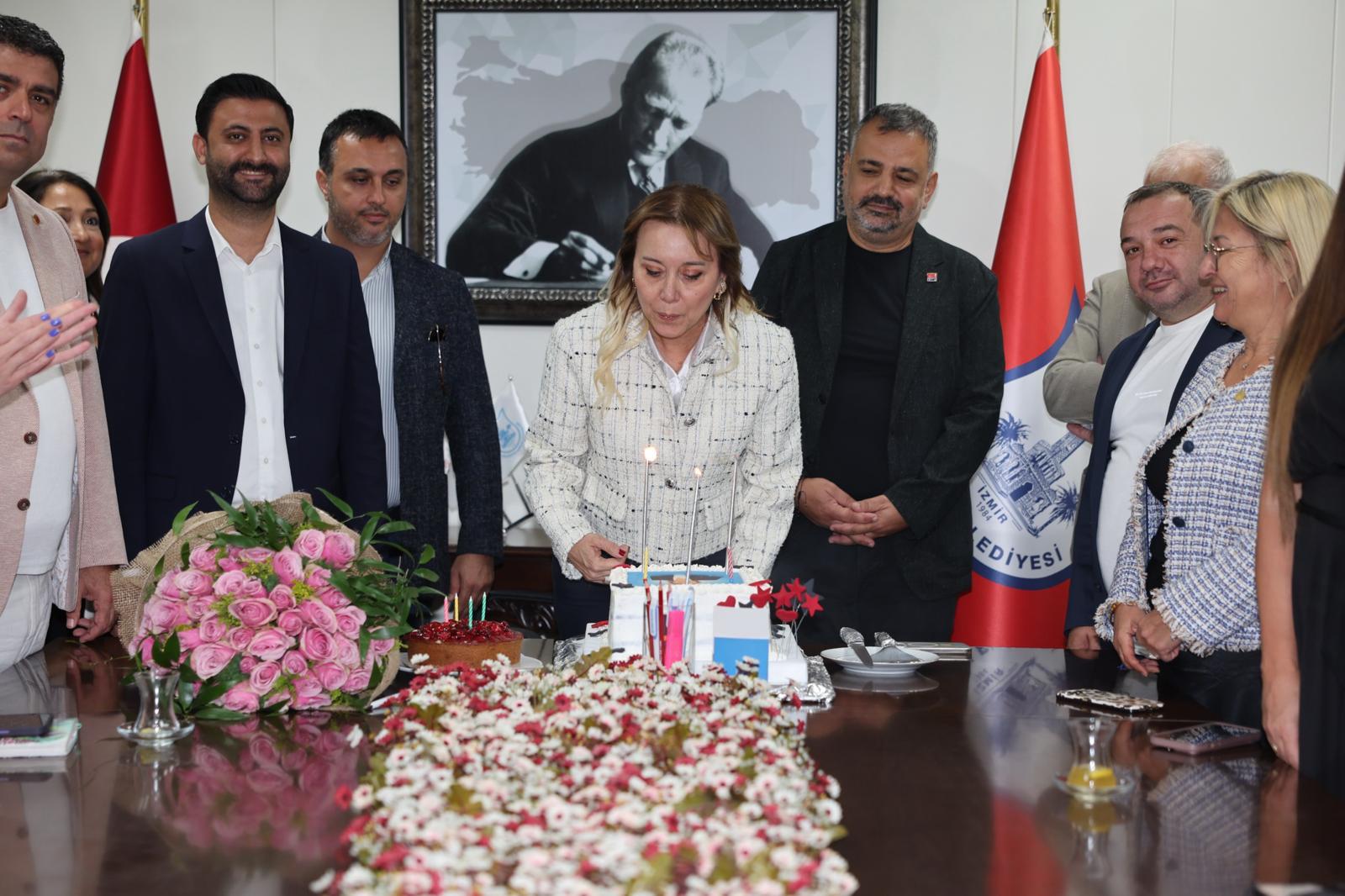 Konak Belediye Başkanı Nilüfer Çınarlı Mutlu'nun bugün belediye binasında kutladığı doğum gününe CHP İzmir İl Başkanı Şenol Aslanoğlu ve il yönetimi de katıldı.