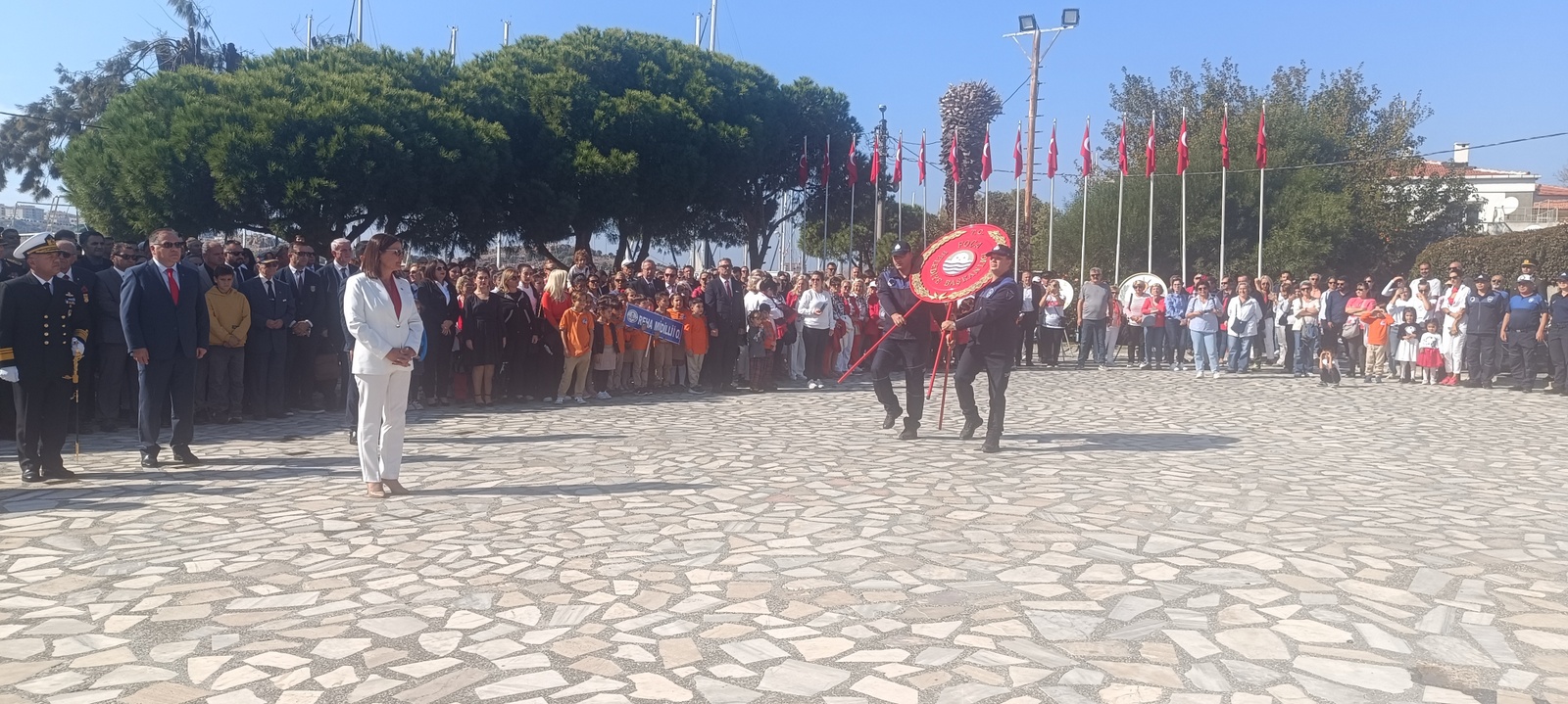 Anıta çelenkler sunuldu