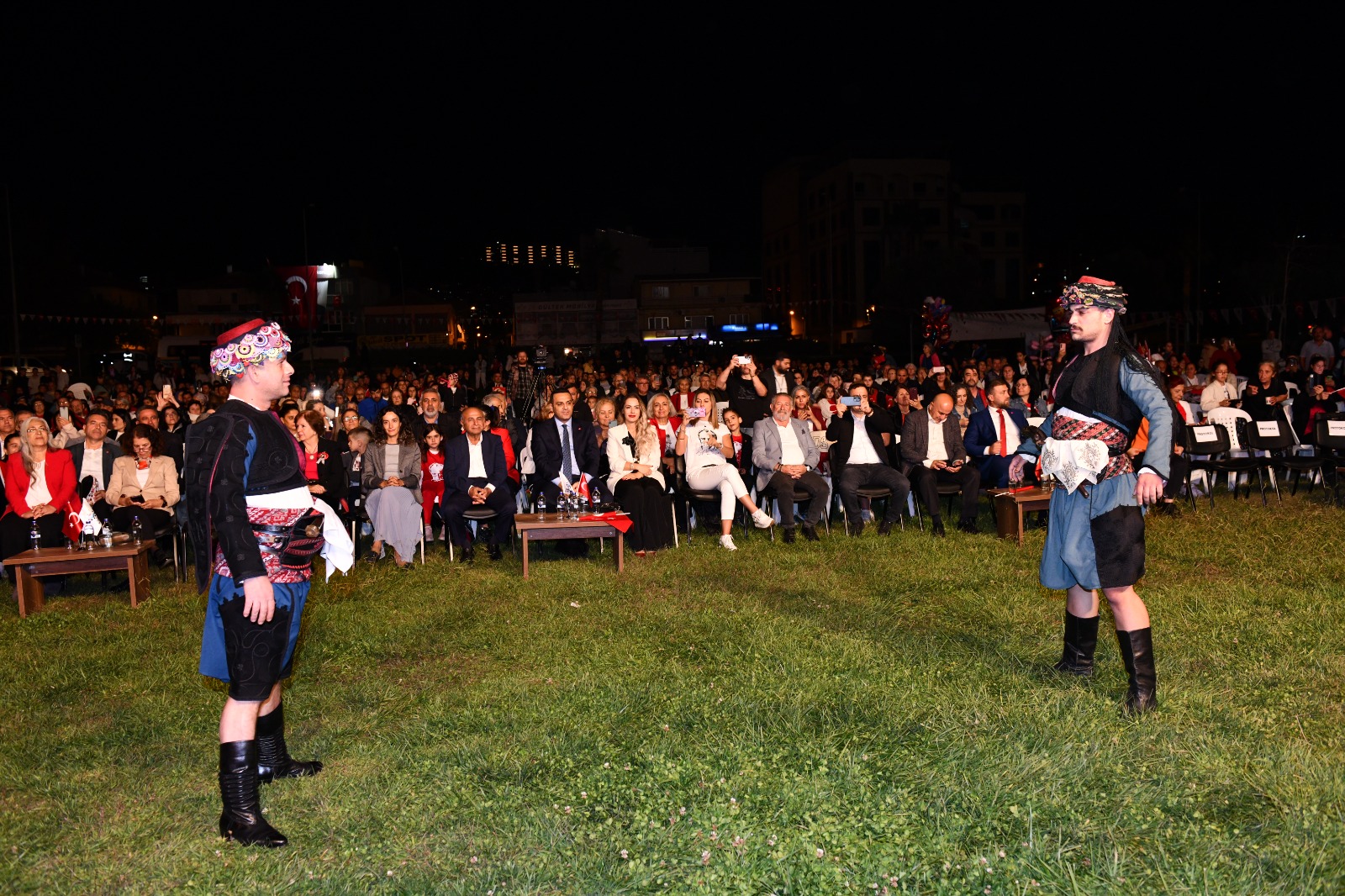 Konser öncesi zeybek gösterisi