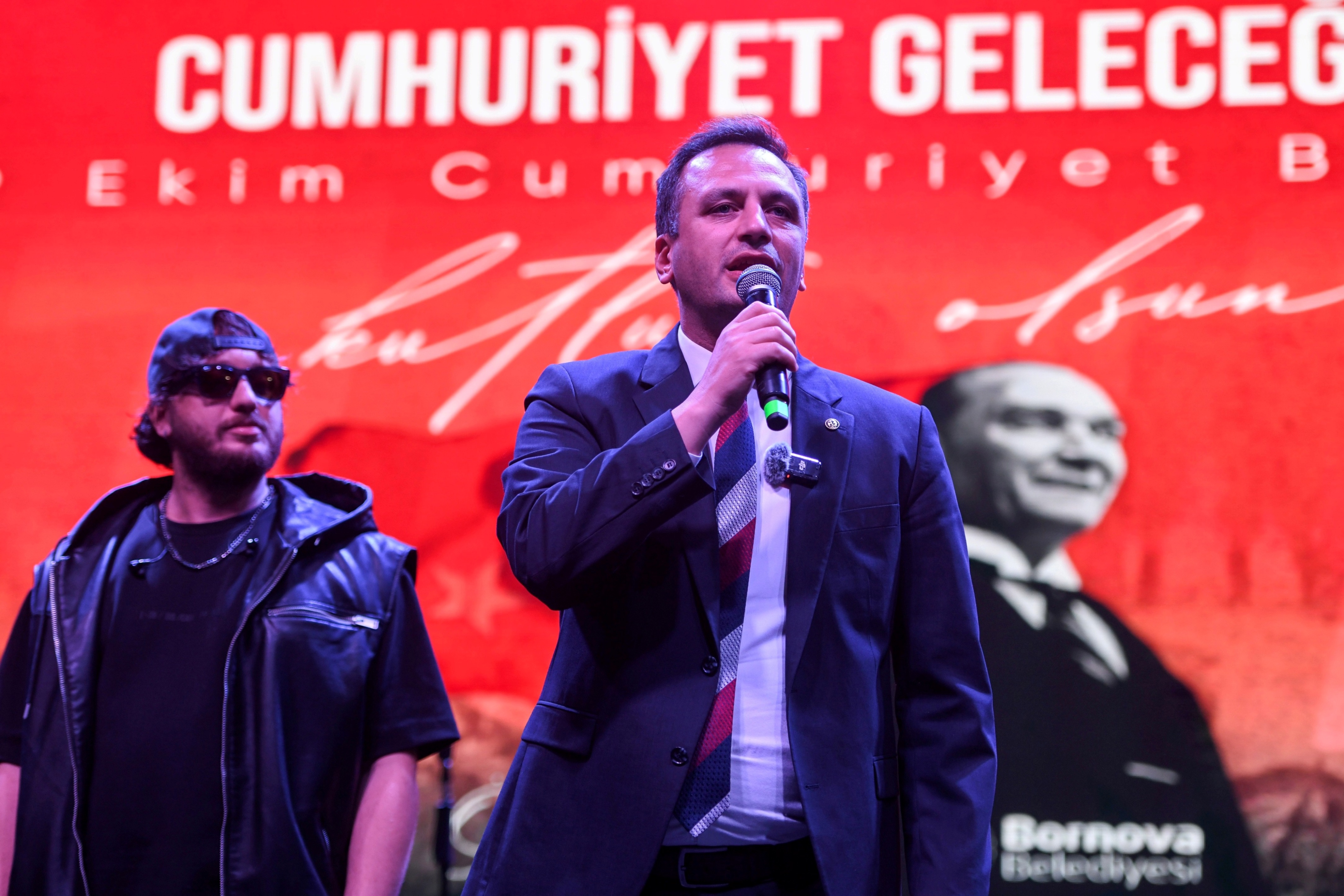 "Cumhuriyet, özgür kadınlar demek, özgür gençler demek"