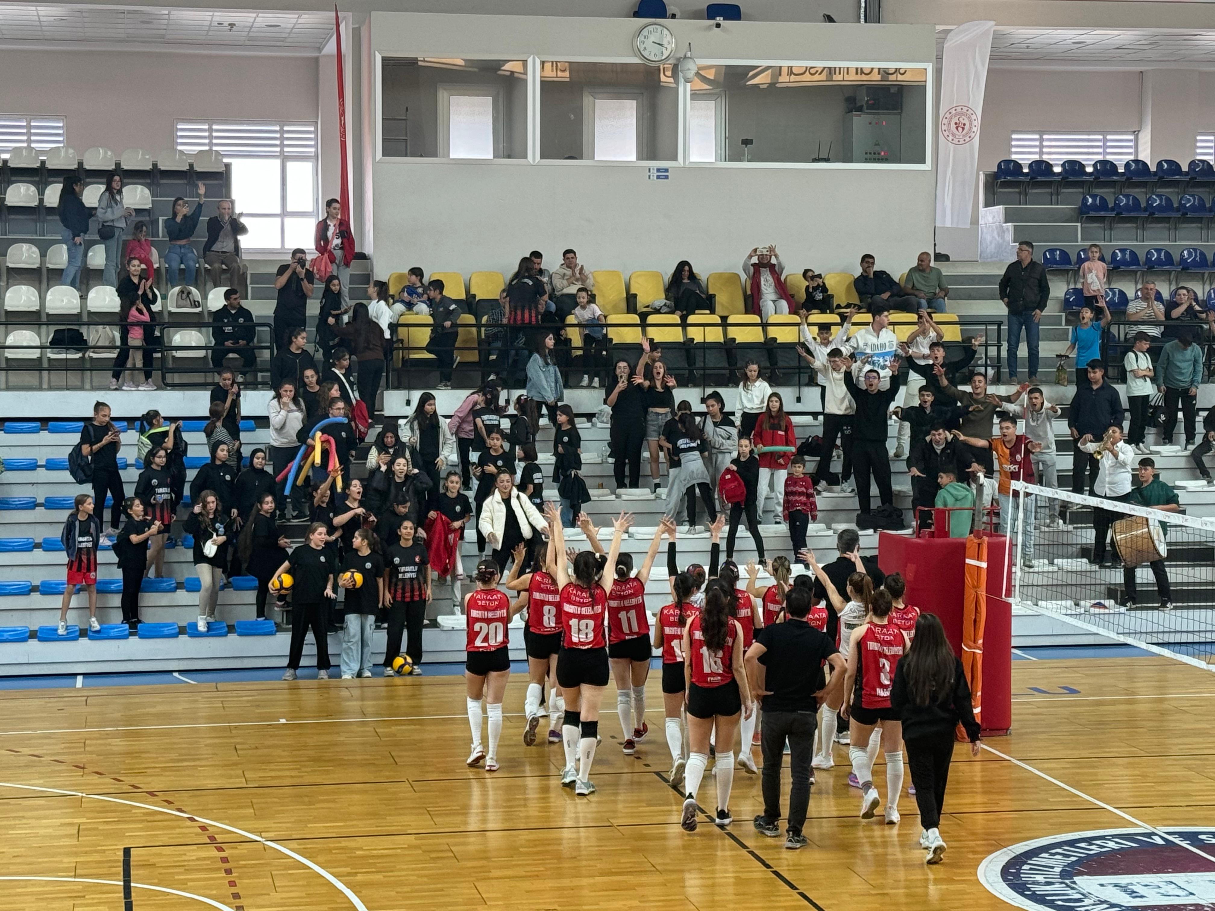 Çok sayıda voleybolsever buluştu