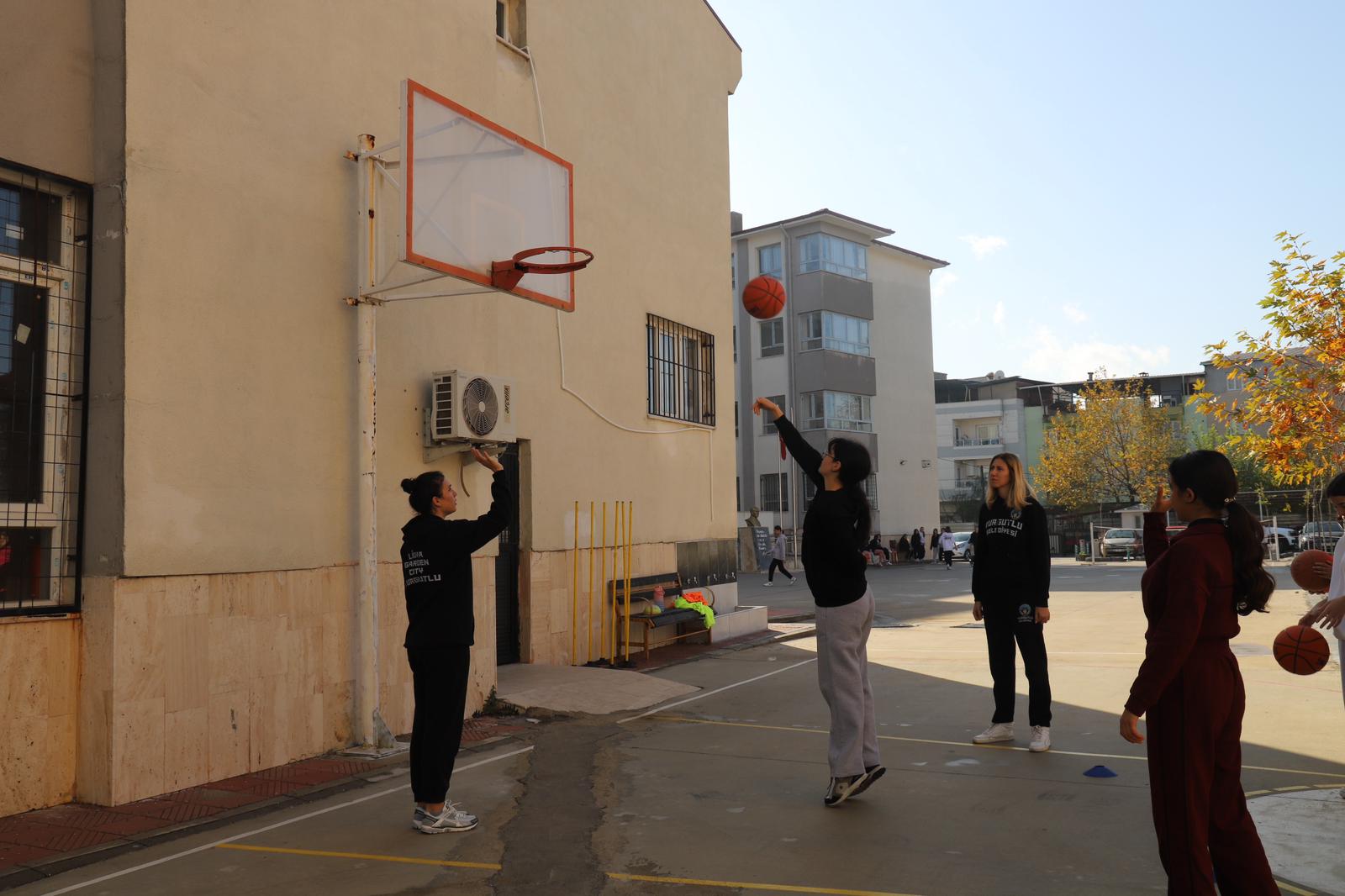 Hem de basketbolun heyecanını sahada daha iyi hissedecekler