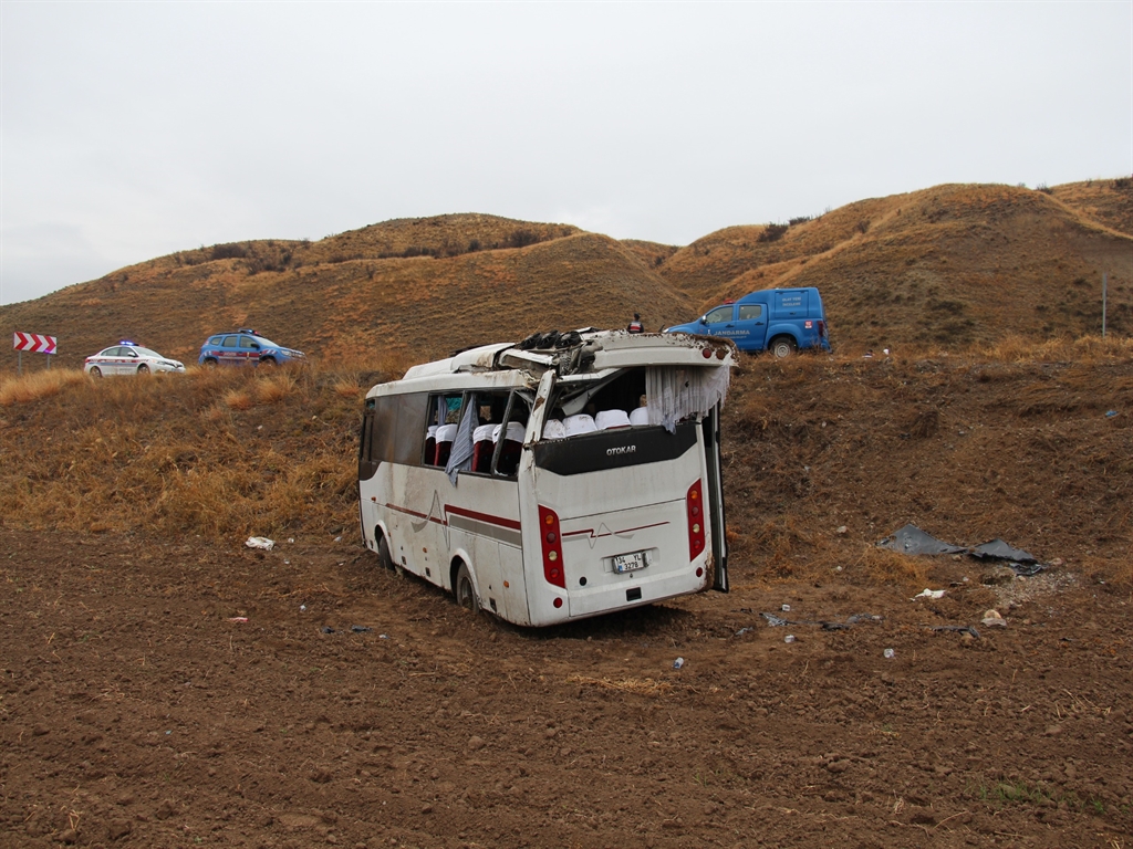 İhbarla kaza yerine jandarma, itfaiye, AFAD ve sağlık ekipleri sevk edildi. 