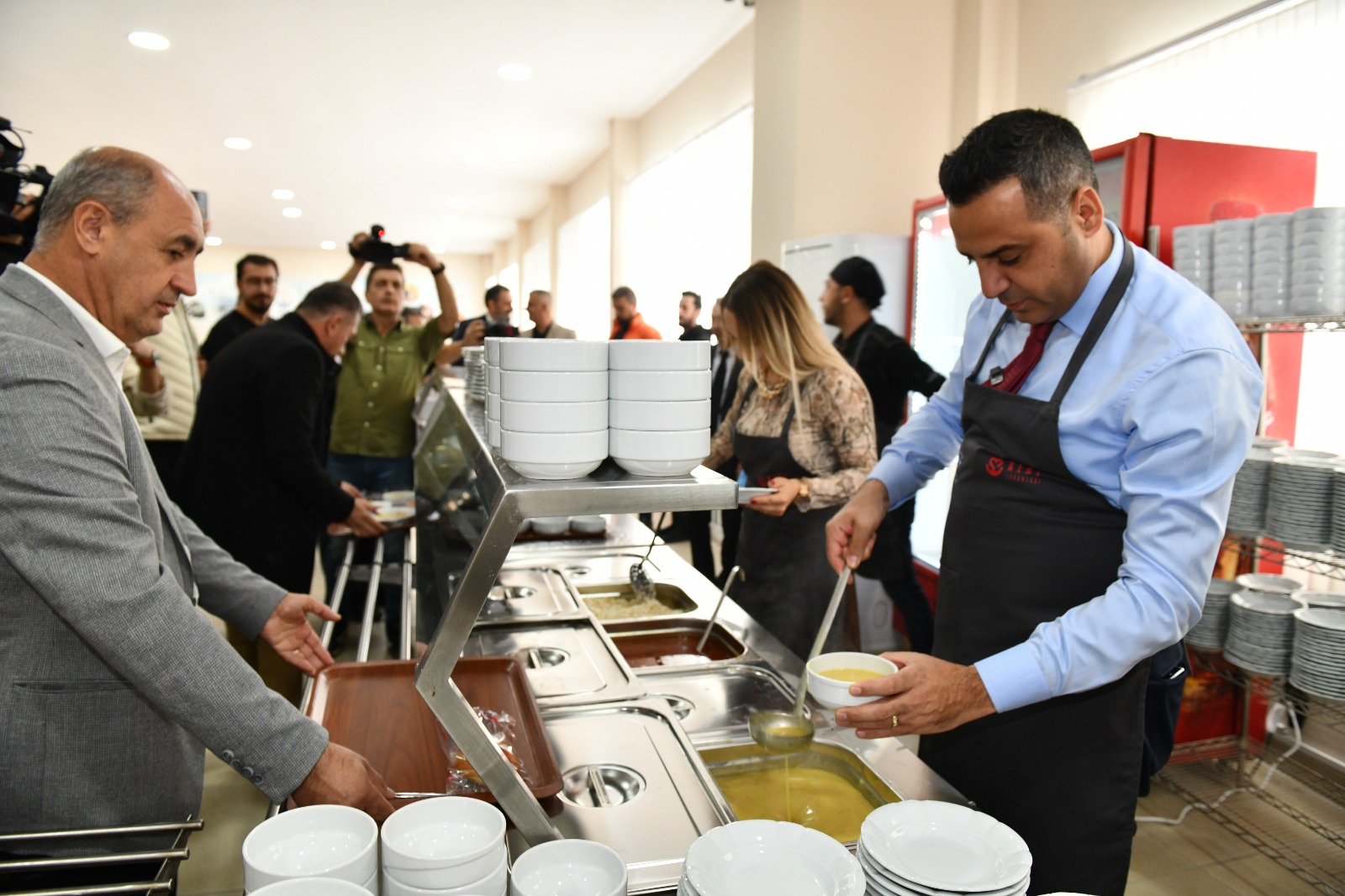 Başkan Onur Emrah Yıldız ve eşinden ilk yemek servisi 