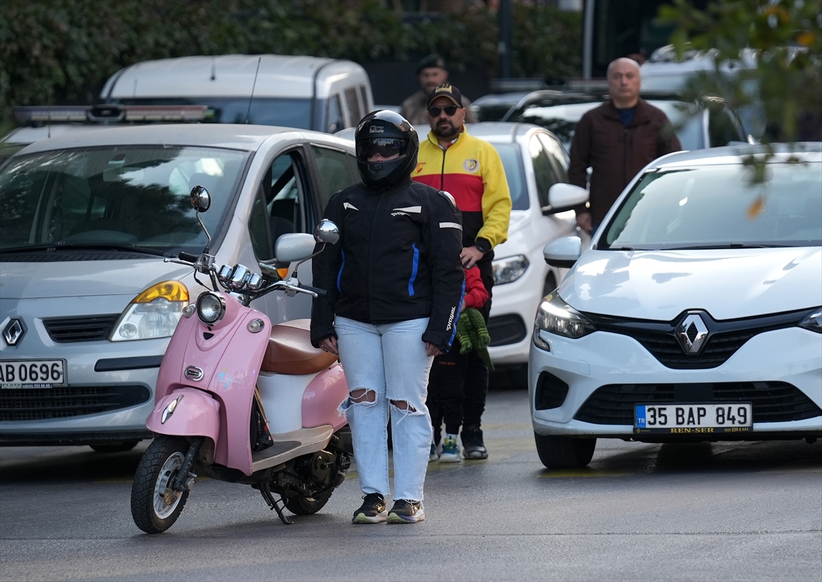 İzmir’de Atatürk için her yerde saygı duruşuu