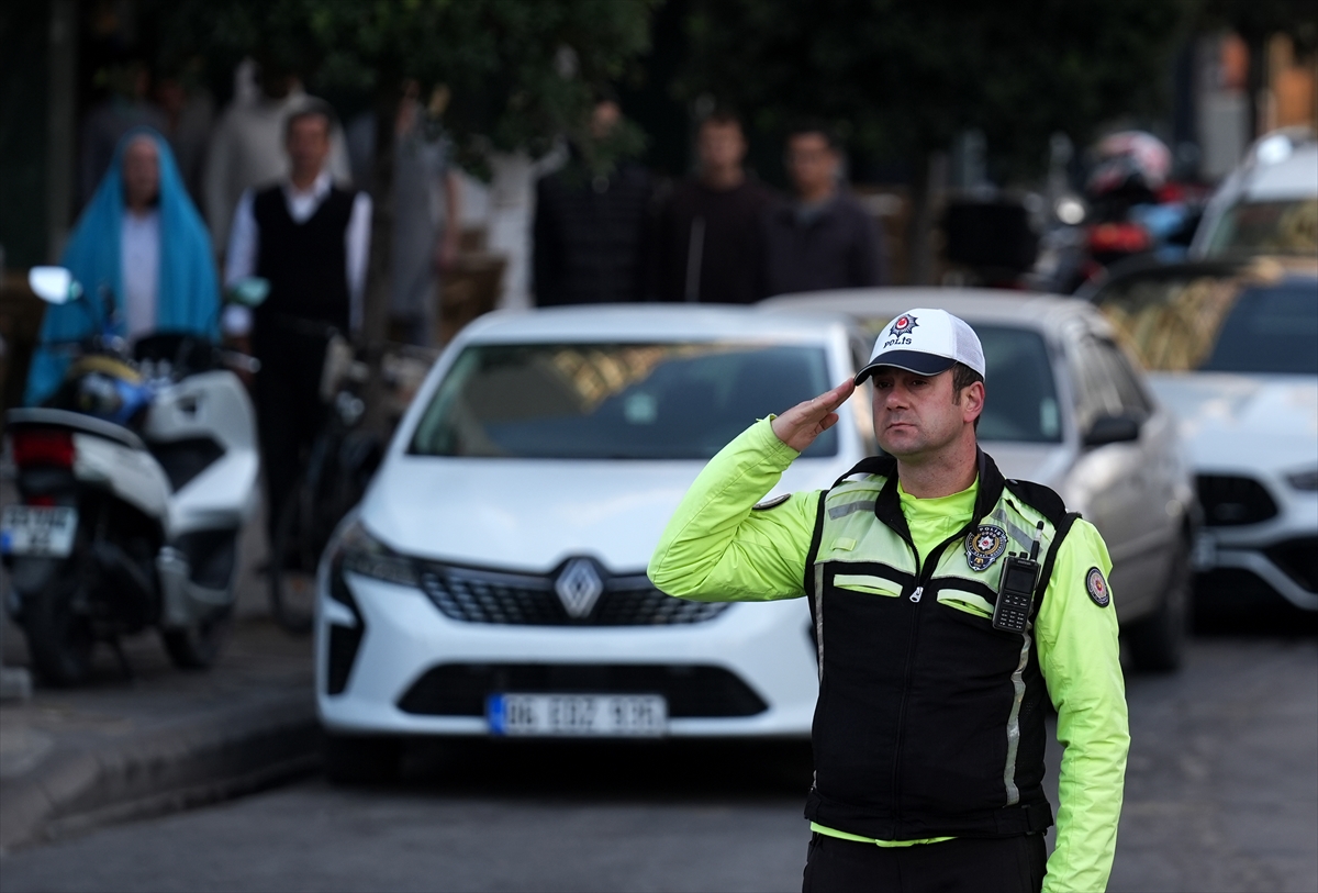 İzmir’de Atatürk için her yerde saygı duruşu