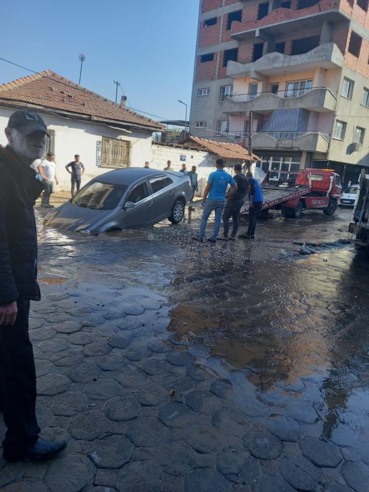 Olayı görenlerin ihbarı üzerine polis, itfaiye ve büyükşehir belediyesi ekipleri bölgeye sevk edildi.