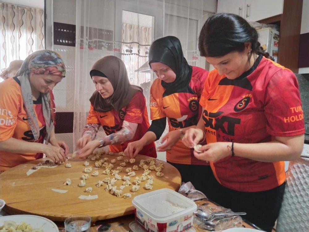 Hınkal mantısını genç kuşaklara öğretiyor