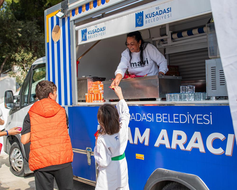 Çocuklara kek ve meyve suyu ikramı yapıldı