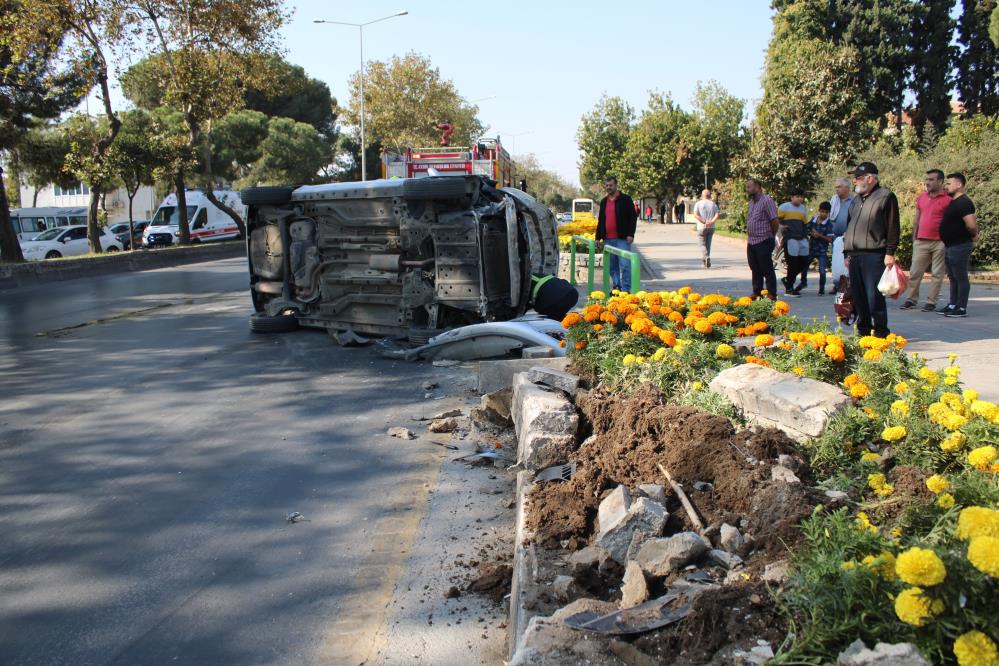 Efeler'de kontrolden çıkan otomobil yan yattı