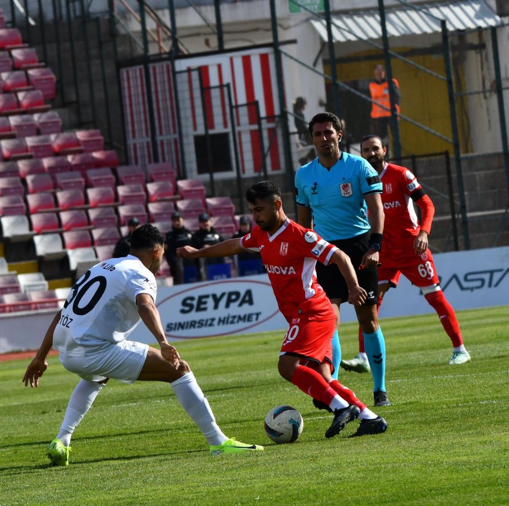 İkinci yarıya Balıkesirspor başladı ve 55. dakikada önemli bir atak geliştirdi ancak Ramazan devreye girerek topu kornere gönderdi.