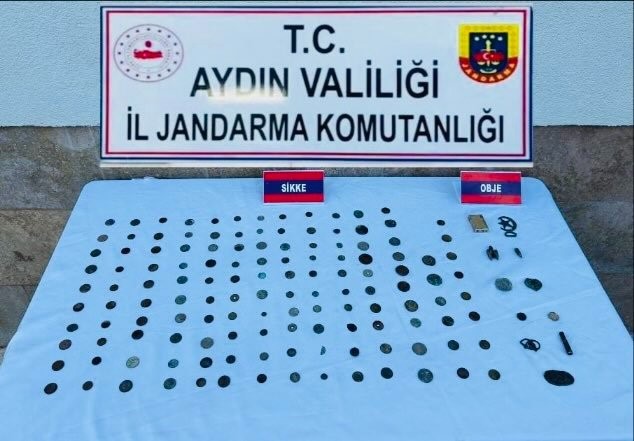 Aramalarda; 130 adet gümüş sikke, 2 adet gümüş mühür, 4 adet altın sikke, 9 adet obje olmak üzere toplam 145 adet Roma ve Bizans Dönemi'ne ait olduğu değerlendirilen tarihi eser ele geçirildi.