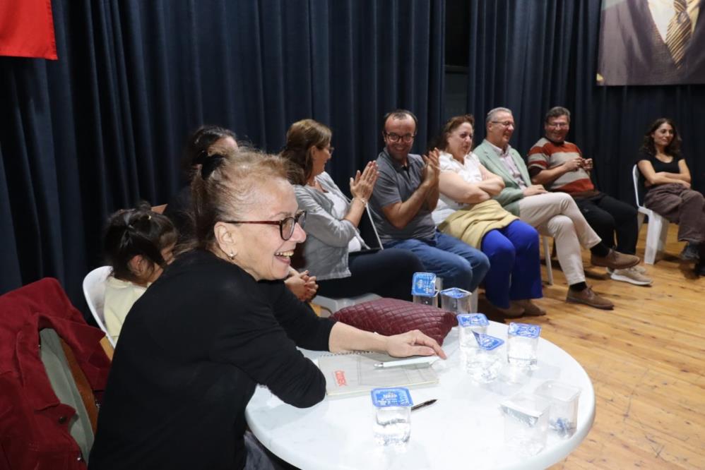 Sanata gönül veren sanatçı ruhlu, çocuk, genç ve yetişkinlerden oluşan Nazilli Belediyesi Tiyatro Topluluğu ilk toplantısını Mehmet Yüzügüler Kültür Merkezi Tiyatro Salonunda gerçekleştirdi. Kültür ve Sosyal İşler Müdürlüğü bünyesinde çocuk, genç ve yetişkin gruplardan oluşan Nazilli Belediyesi Tiyatro Topluluğu çalışmalarına start verdi. Tanışma ve dönem boyunca yapacakları çalışmaların planlamasını yapan Nazilli Belediyesi Tiyatro Topluluğu belirli bir kurs süreci ve provaların ardından ilk oyunlarını Kasım ayı sonunda sahneleyecek. Nazilli Belediyesi Tiyatro Topluluğunun 2024 -2025 dönemi kurslarına ilginin fazla olduğunu bu yüzden de çok mutlu olduklarını belirten tiyatro eğitmeni Nurşen Osanç; “Minikler grubu 64, gençler grubu 21, büyükler grubu 15 kişi dev bir aile olarak başladık yeni dönemde birlik beraberlik sevgi saygı ve hoşgörü ile yüreklere dokunmak dileğimiz” dedi. Bu dönemde rekor düzeyde başvuru yapıldığını ve ilginin oldukça yüksek olduğunu söyleyen Nazilli Belediyesi Tiyatro Topluluğu kurucusu Mukaddes Yüksel, “Tiyatro ve drama eğitimlerinde çocukların dinleme, dikkat, algılama, konuşma, bedenini kullanarak anlatma ve yorumlama gibi iletişim becerilerinin gelişirken, genç ve yetişkinler yoğun tempolarının arasında kendileri için zaman ayırmış olmanın mutluluğunu yaşıyorlar. Her dönem olduğu gibi çalışmalarımız Mehmet Yüzügüler Tiyatro salonunda gerçekleşecek. Tüm guruplar ile tanışma toplantımızı yaptık. Önümüzdeki süreçte neler yapacağımızın planını yaptık. Çocuklarımız, gençlerimiz ve yetişkinlerimiz için bu imkanı sağlayan Belediye Başkanımız Ertuğrul Tetik beyefendiye çok teşekkür ediyoruz. Güzel yarınlara umutla hep birlikte ulaşmak dileğiyle” ifadelerini kullandı.