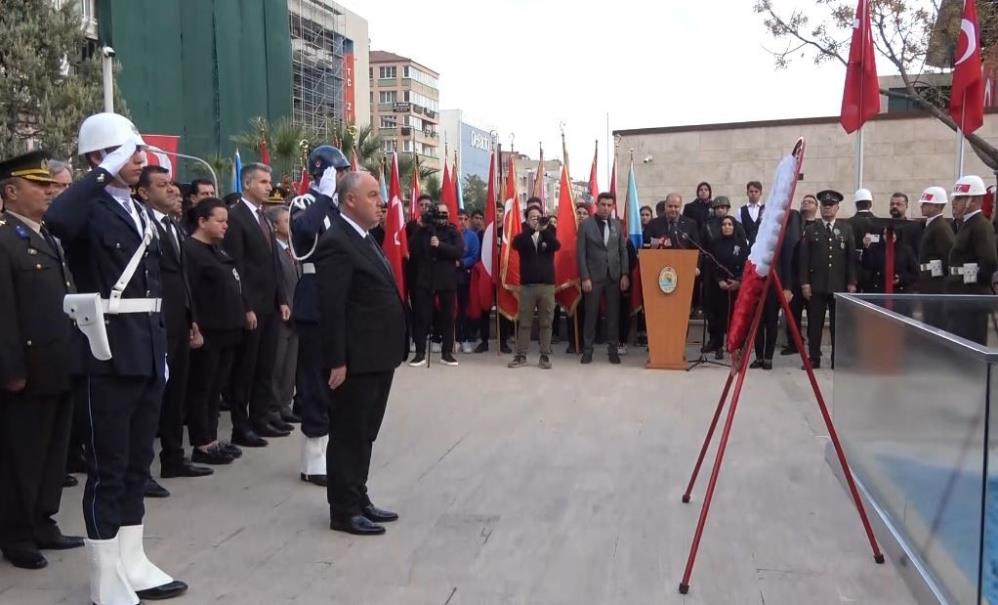 Denizli'deki törenler daha sonra İbrahim Cinkaya Sosyal Bilimler Lisesi tarafından Denizli Büyükşehir Belediyesi Nihat Zeybek Kongre ve Kültür Merkezi Mehmet Gazi salonunda hazırlanan Atatürk'ün Ebediyete İrtihalinin 86. Yılı Anma Programı ile devam etti.