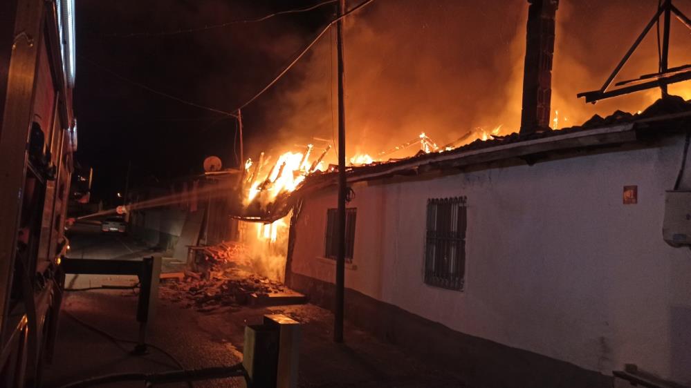 Marangozhane ve ahıra sıçradı