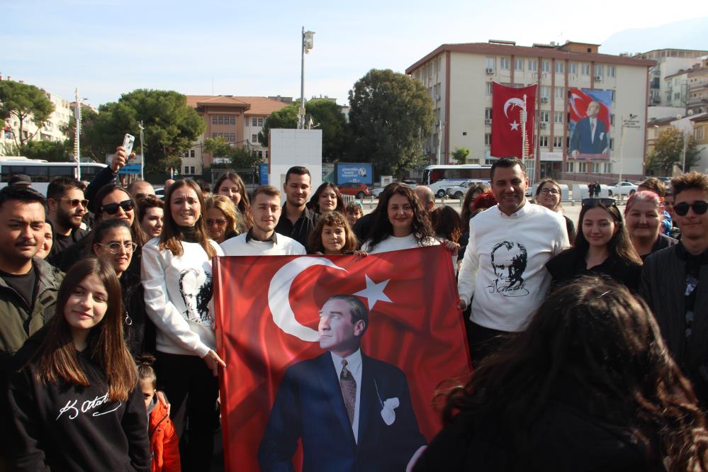 İmzanın ortasında ise Manisa Büyükşehir Belediye Başkanı Ferdi Zeyrek, Şehzadeler Belediye Başkanı Gülşah Durbay, Yunusemre Belediye Başkan Yardımcısı Özge Arslan, CHP Gençlik Kolları İl Başkanı Onur Çabuk tarafından Atatürk portresi tutuldu. 