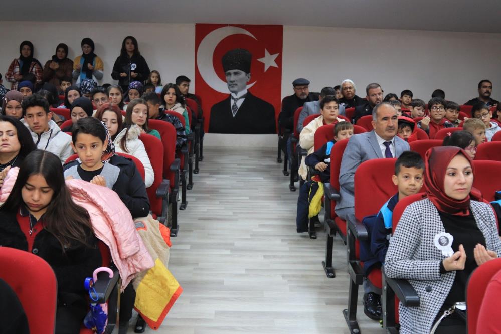 Programa İlçe Kaymakamı Talha Tunahan Yıldırım, Çameli Belediye Başkanı Cengiz Arslan, Cumhuriyet Savcısı Sefaye Merve Orhan, İlçe Jandarma Komutanı Atilla Acarer, İlçe Emniyet Amiri Bilal Cingör, protokol üyeleri, vatandaşlar ve öğrenciler katıldı.