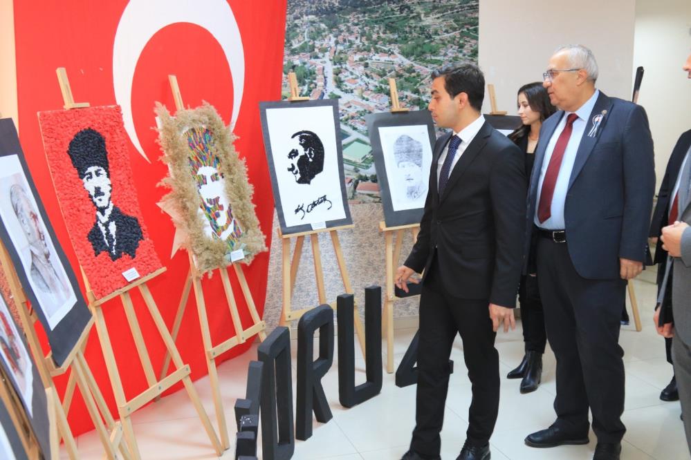 10 Kasım Haftası dolayısıyla Çameli ilçesinde düzenlenen yarışmalarda dereceye giren öğrencilere ödülleri Çameli Kaymakamı Talha Tunahan Yıldırım, Çameli Belediye Başkanı Cengiz Arslan ve Cumhuriyet Savcısı Sefaye Merve Orhan tarafından takdim edildi.