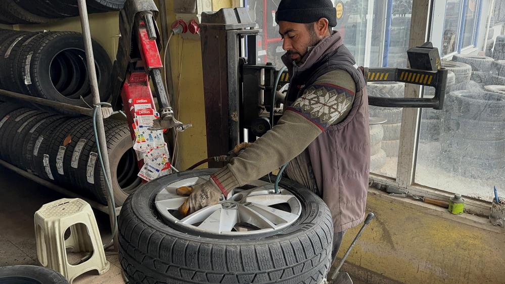 Özellikle yağmurlu havalarda kış lastikleri, standart lastiklere göre büyük avantaj sunuyor. Lastikçiler kış lastiği mesaisine başladı.