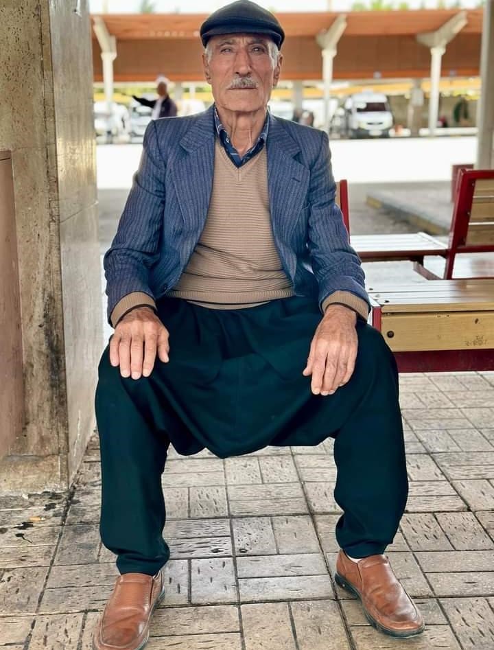 İddiaya göre, 75 yaşındaki Ali Altunbaş, arazisinde çıkan anız yangınını söndürmek isterken alevlerin arasında kaldı. 