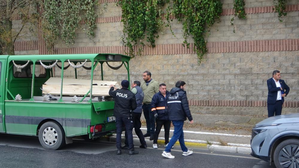 Olay yeri inceleme ekiplerinin bölgedeki çalışmalarının ardından, cinayetin işlendiği okul servisi çekici yardımıyla bulunduğu yerden kaldırıldı. Polis olayla ilgili çalışma başlattı.