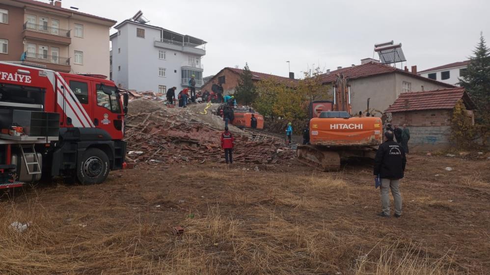 Enkaz altında kalan kepçe öperatörü için çalışmalar başlatıldı