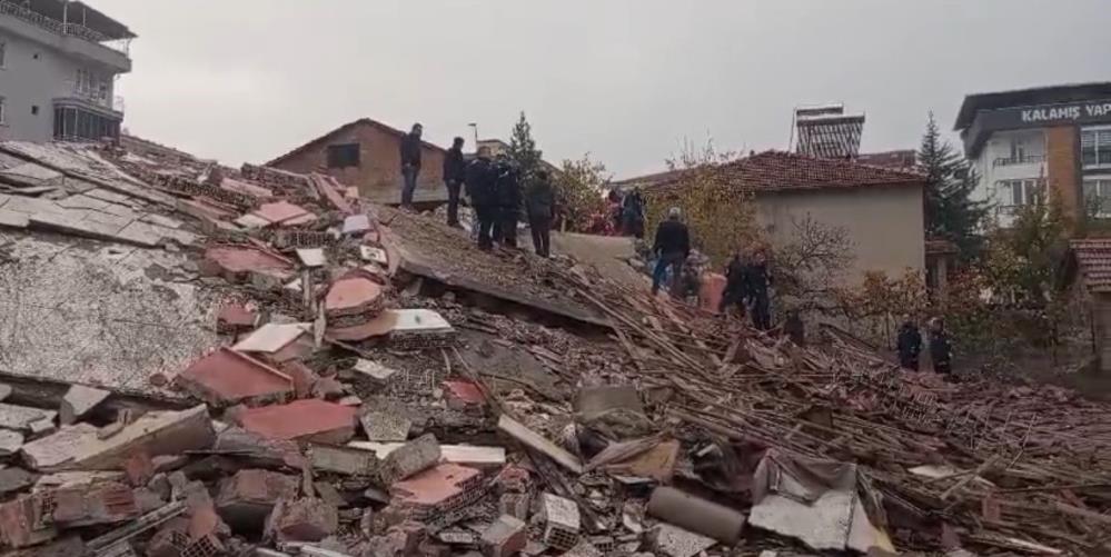 Yoğun yağış altında çalışmalar sürüyor