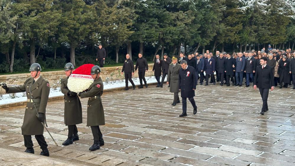 Bakan Tekin, Atatürk’ün mozolesine çelenk bıraktıktan sonra saygı duruşunda bulunuldu. Bu özel anlarda duygu dolu anlar yaşandı.