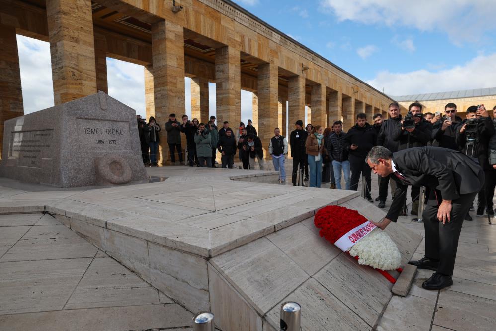 Misak-ı Milli'de Anıtkabir Özel Defterini imzaladıktan sonra ise Özel, İkinci Cumhurbaşkanı İsmet İnönü'nün mezarına çelenk bıraktı.